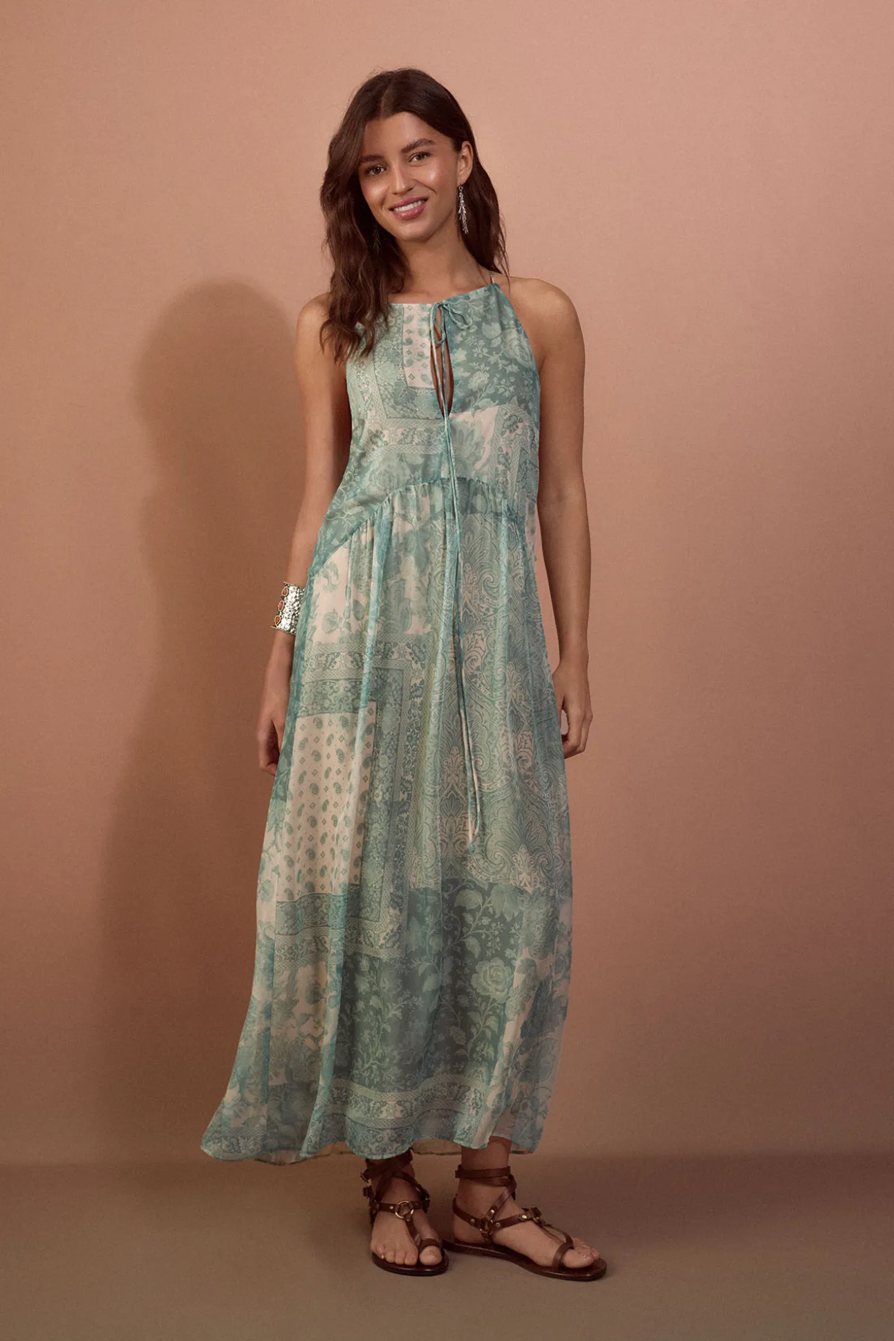 Vestido estampado halter fluido