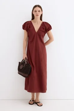 Vestido largo midi con flores bordadas