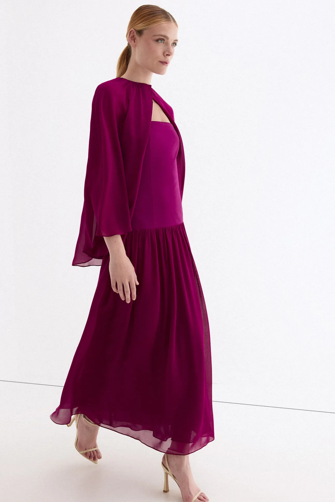 Vestido palabra de honor con detalle de capa