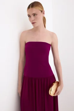 Vestido palabra de honor con detalle de capa