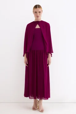 Vestido palabra de honor con detalle de capa