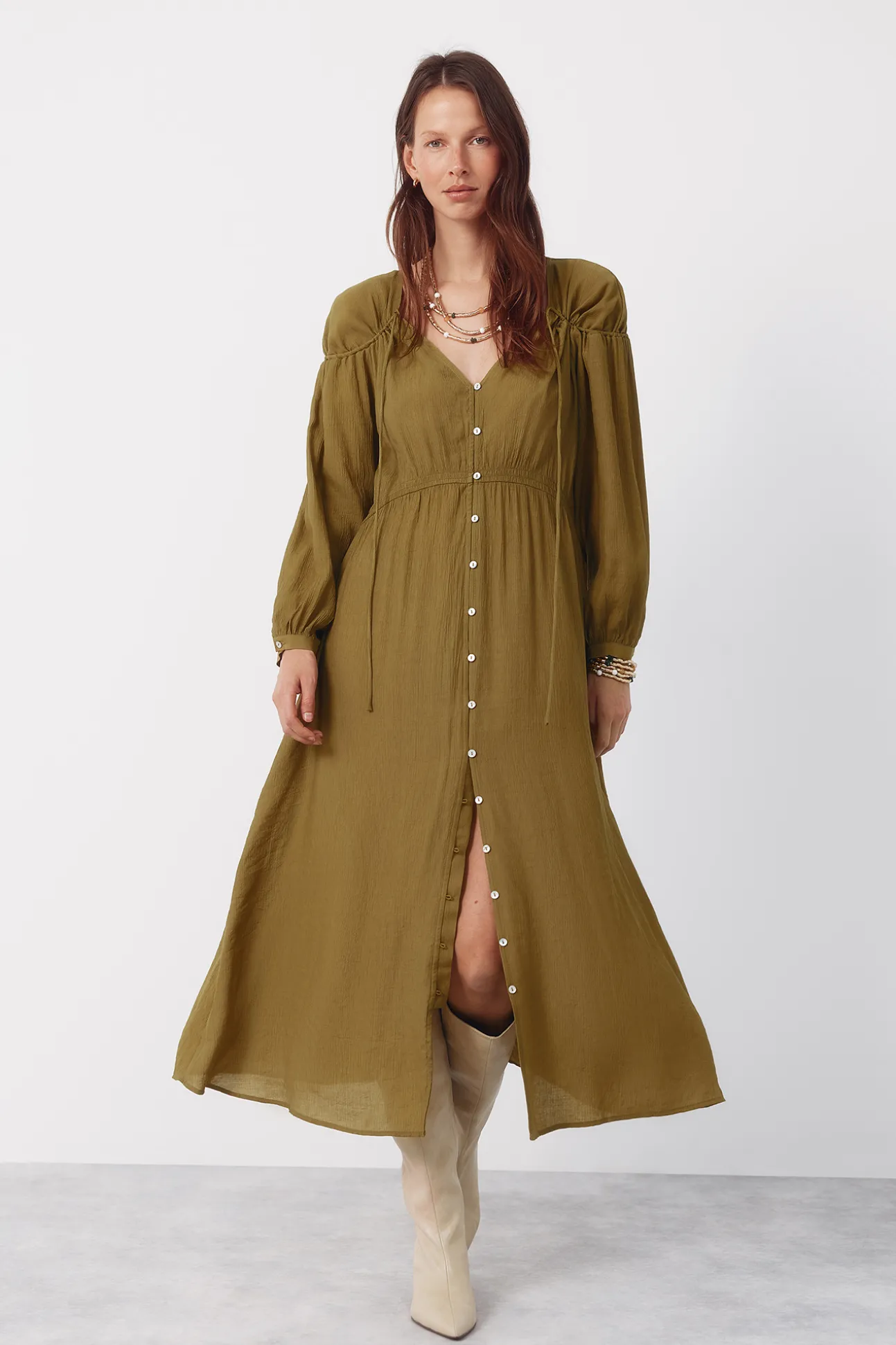 Vestido pico cordón