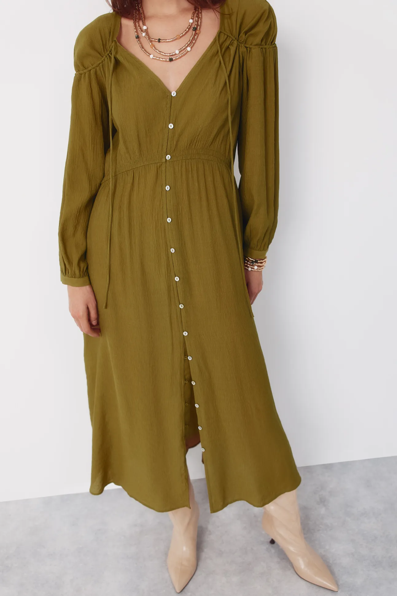 Vestido pico cordón