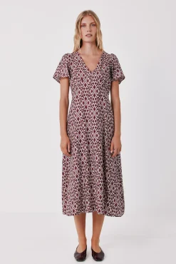 Vestido pico manga vuelo