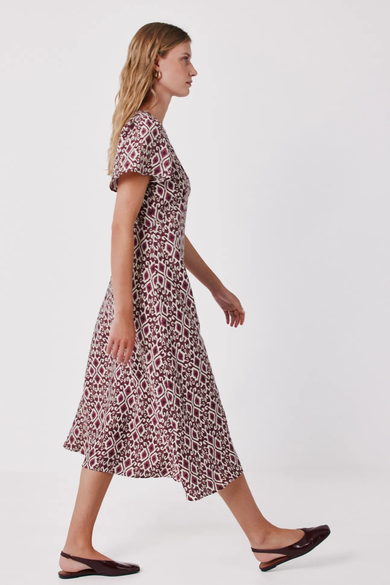 Vestido pico manga vuelo