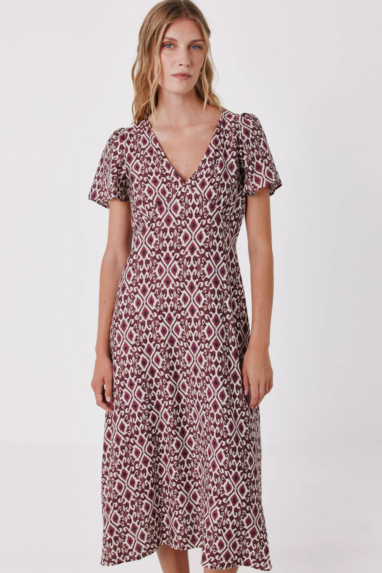 Vestido pico manga vuelo