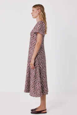 Vestido pico manga vuelo