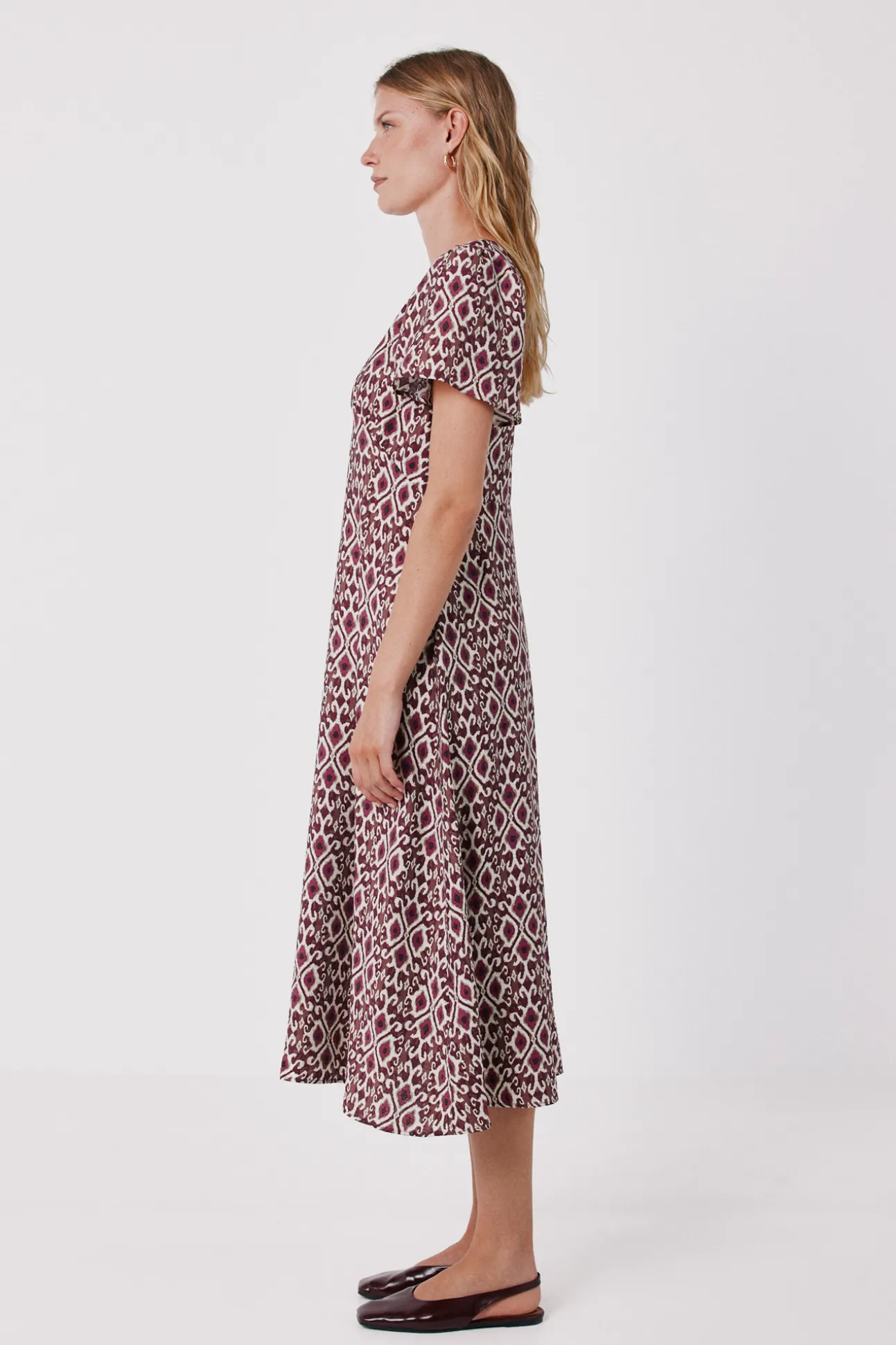 Vestido pico manga vuelo