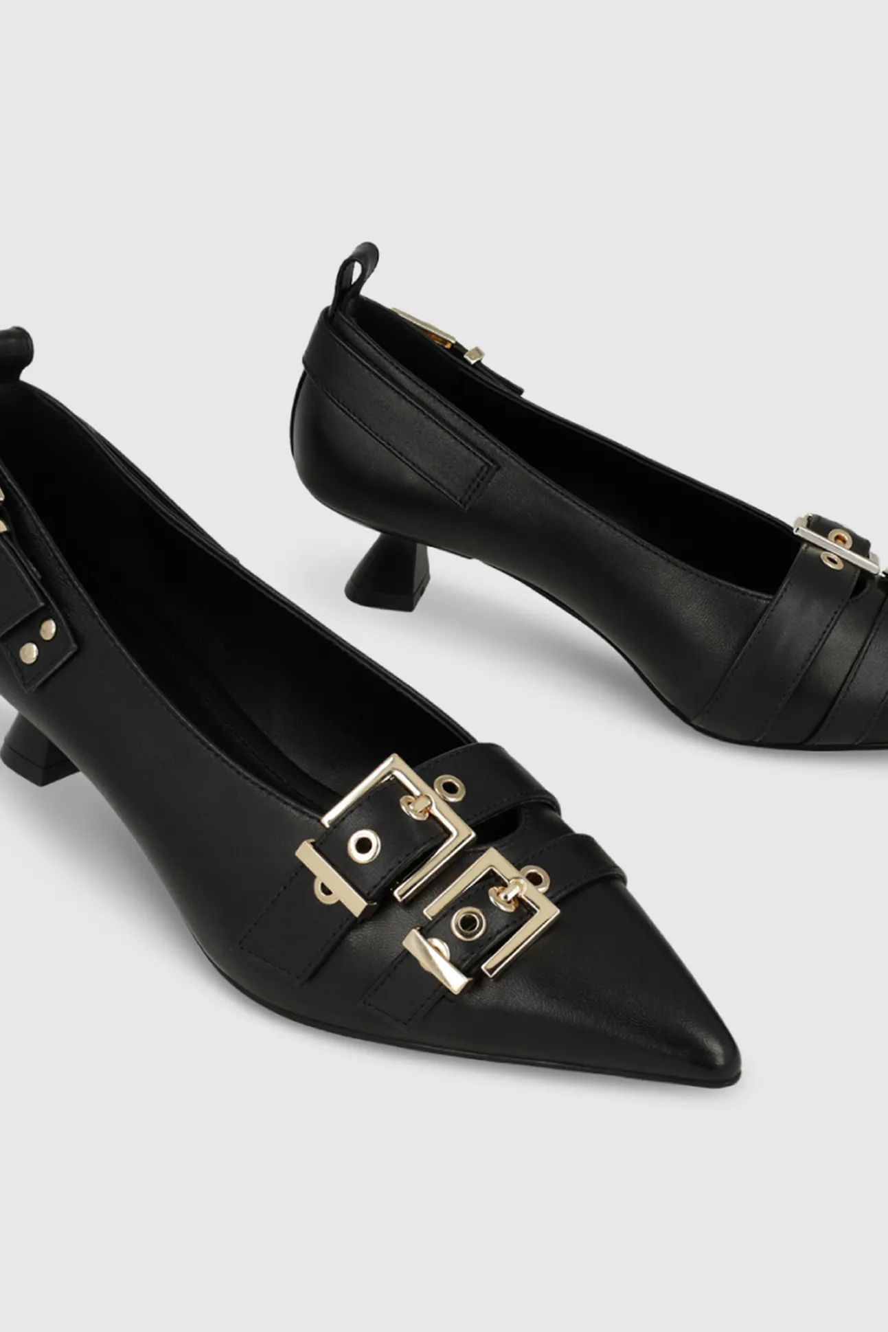 Zapatos de salón en piel con adornos