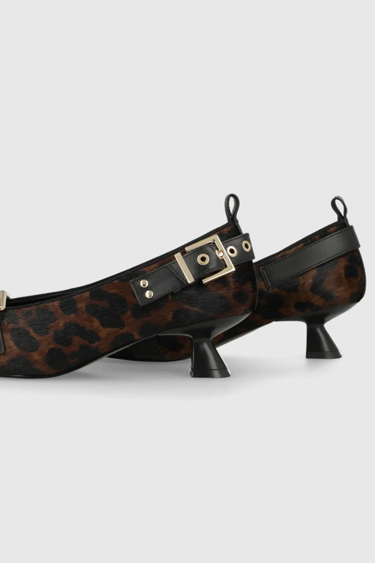 Zapatos de salón en piel efecto animal print con adornos