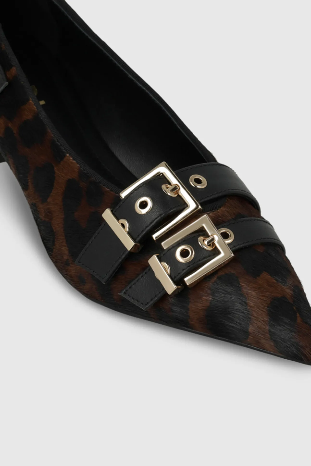 Zapatos de salón en piel efecto animal print con adornos